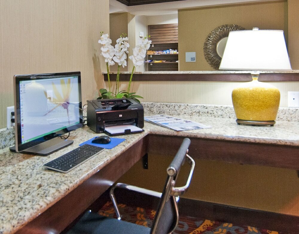 Фото Holiday Inn Express & Suites San Antonio Se by At&t Center, an Ihg Hotel
