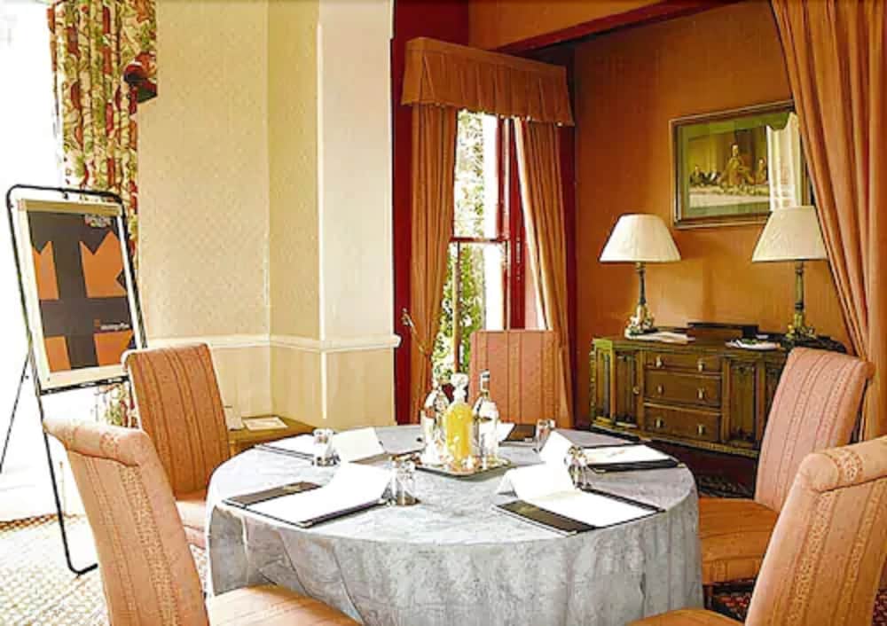 Фото Coulsdon Manor Hotel and Golf Club