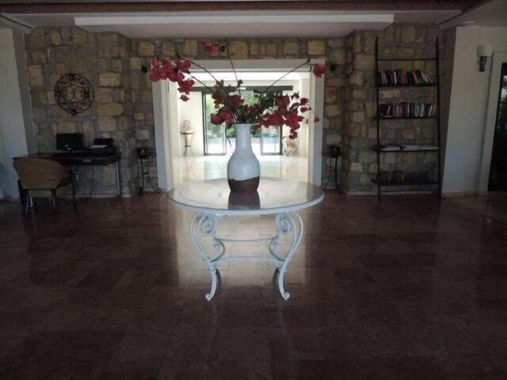 Фото Zeytinada Hotel