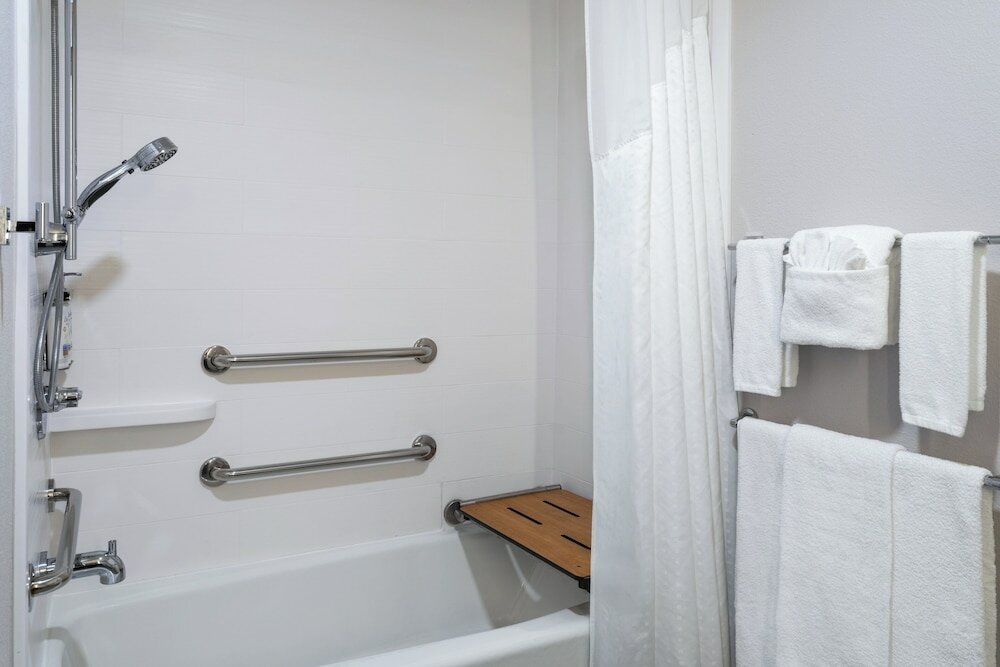 Фото Holiday Inn Express & Suites Midwest, an Ihg Hotel