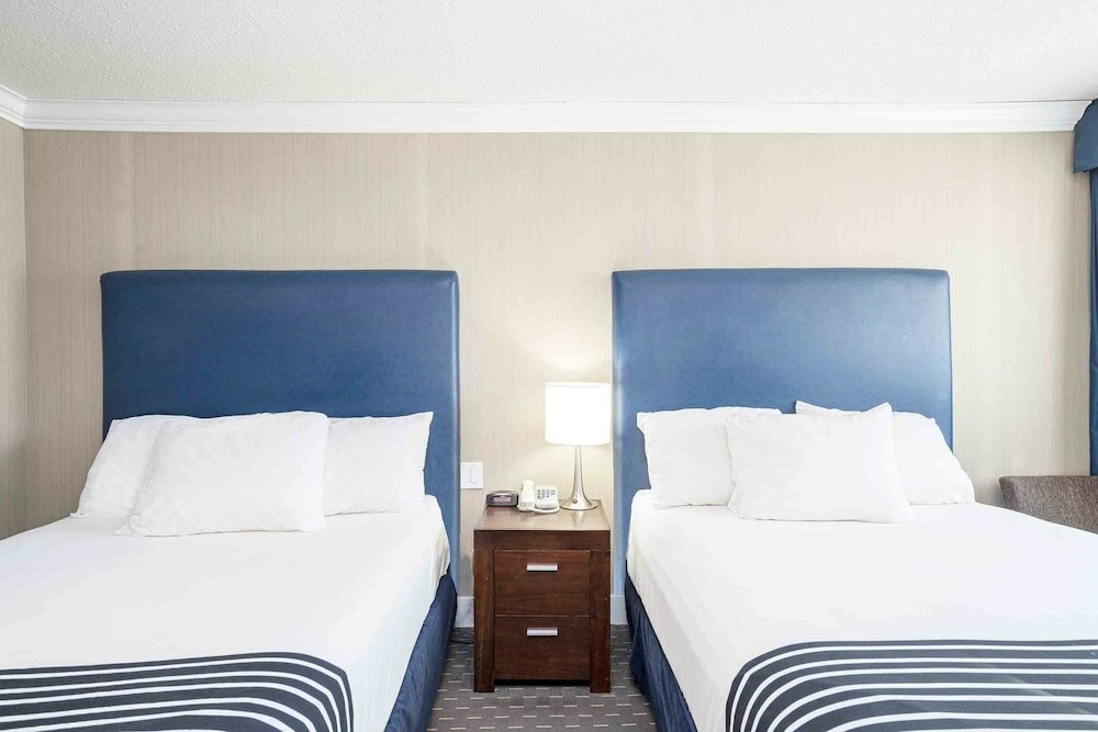 Фото Sandman Inn Blue River