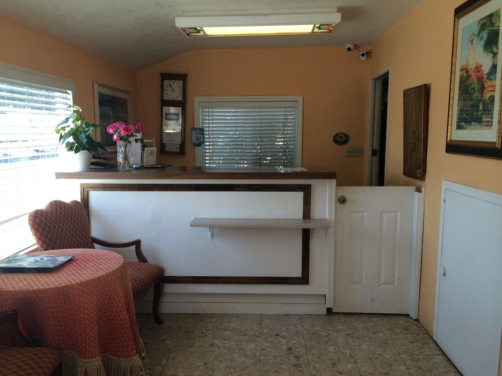 Фото Oasis Inn & Suites