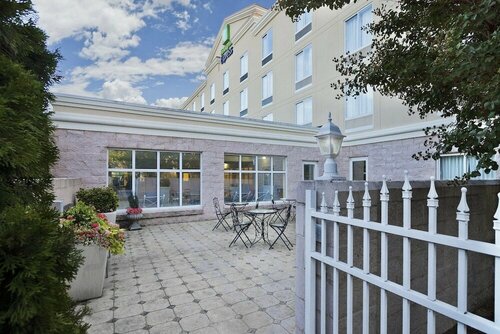 Гостиница Holiday Inn Express Hotel & Suites Concord, an Ihg Hotel в Конкорде