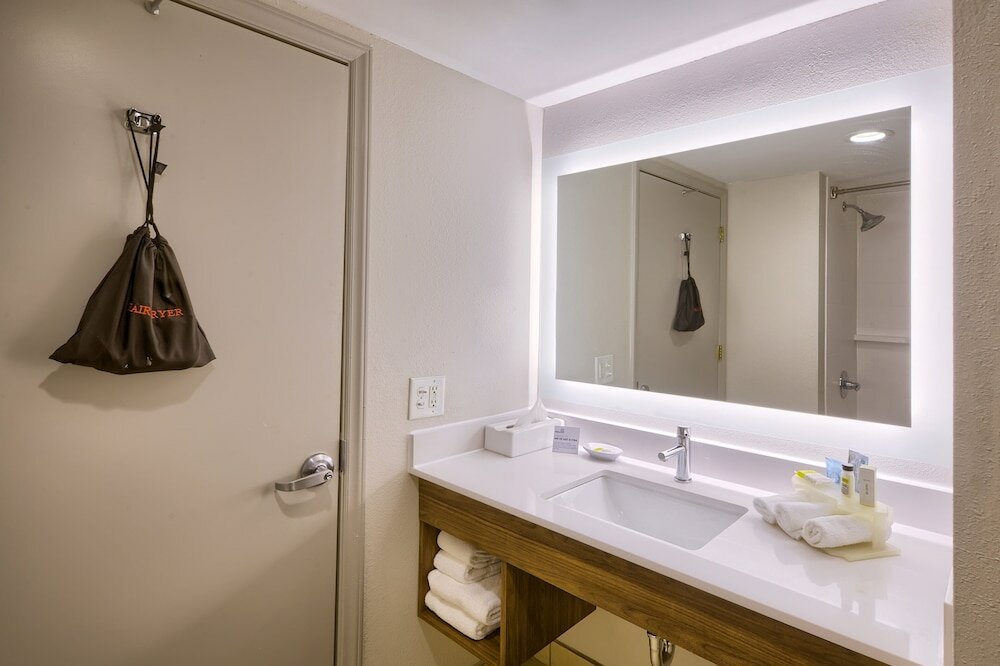 Фото Holiday Inn Express & Suites Raleigh North - Wake Forest, an Ihg Hotel