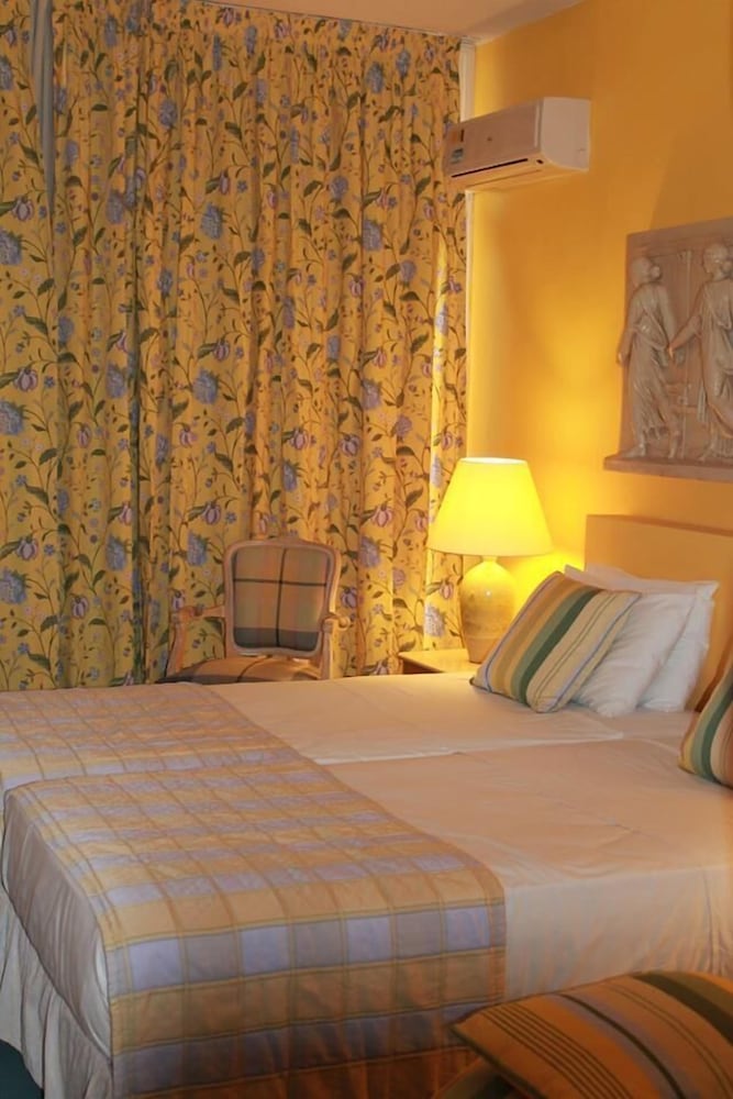 Фото The Caravel Hotel