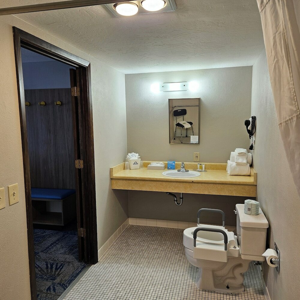 Фото Days Inn and Suites by Wyndham Downtown Missoula-University