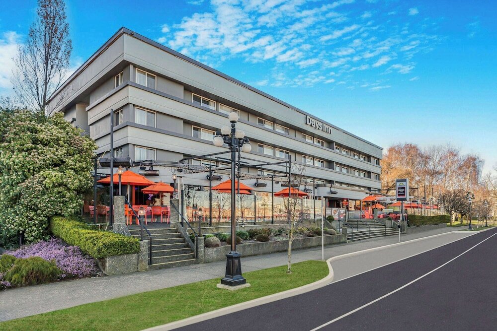 Фото Days Inn by Wyndham Victoria On The Harbour