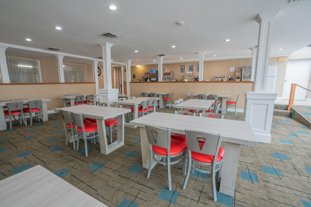 Фото Ambassador Inn & Suites