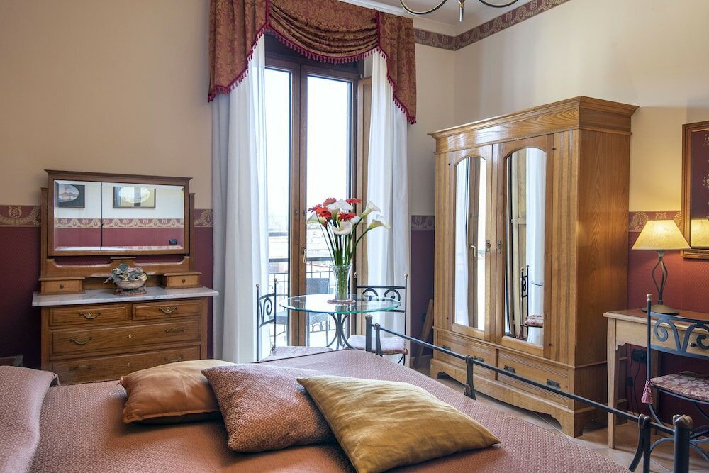Фото Pinto Storey Hotel