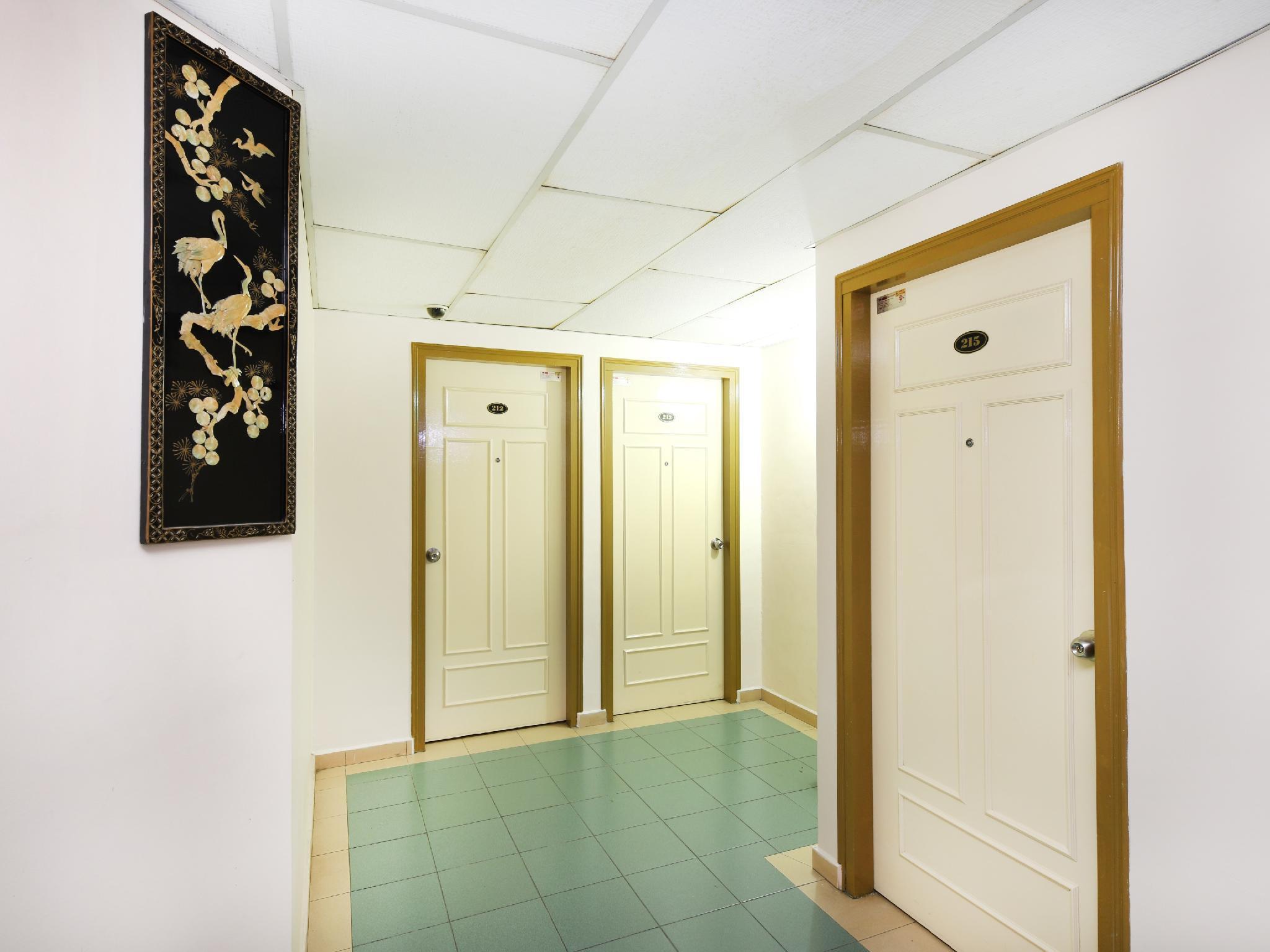 Фото Oyo 764 Hotel Famous Inn