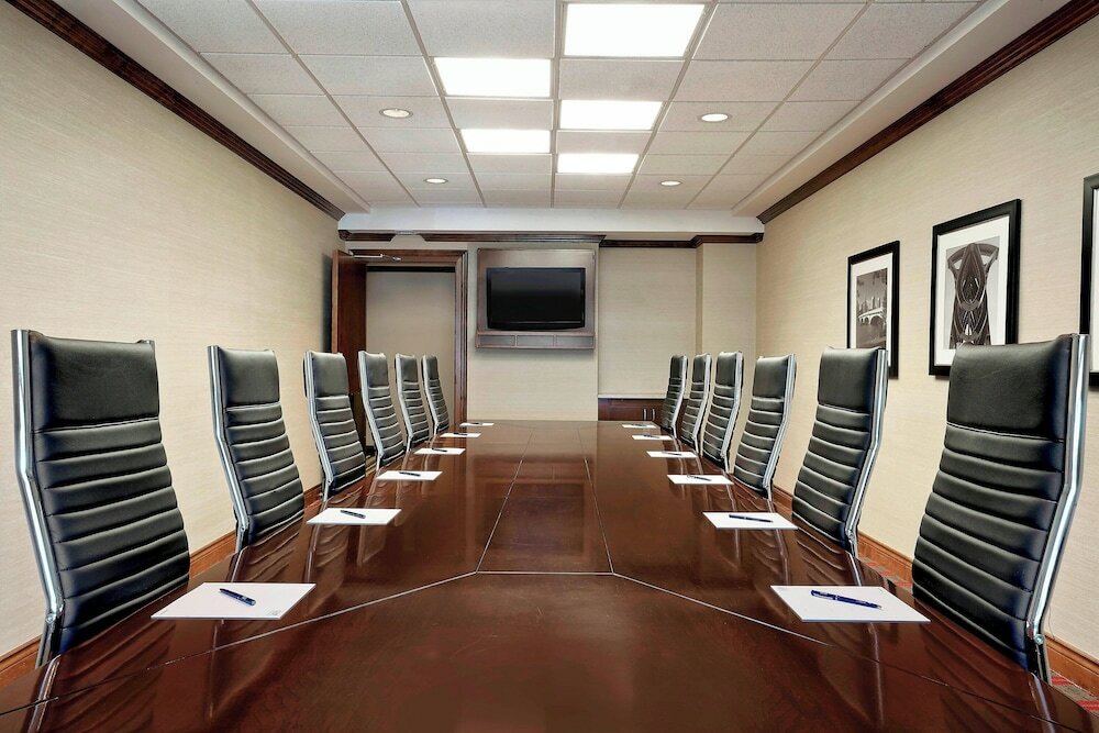 Фото Four Points by Sheraton Calgary Airport