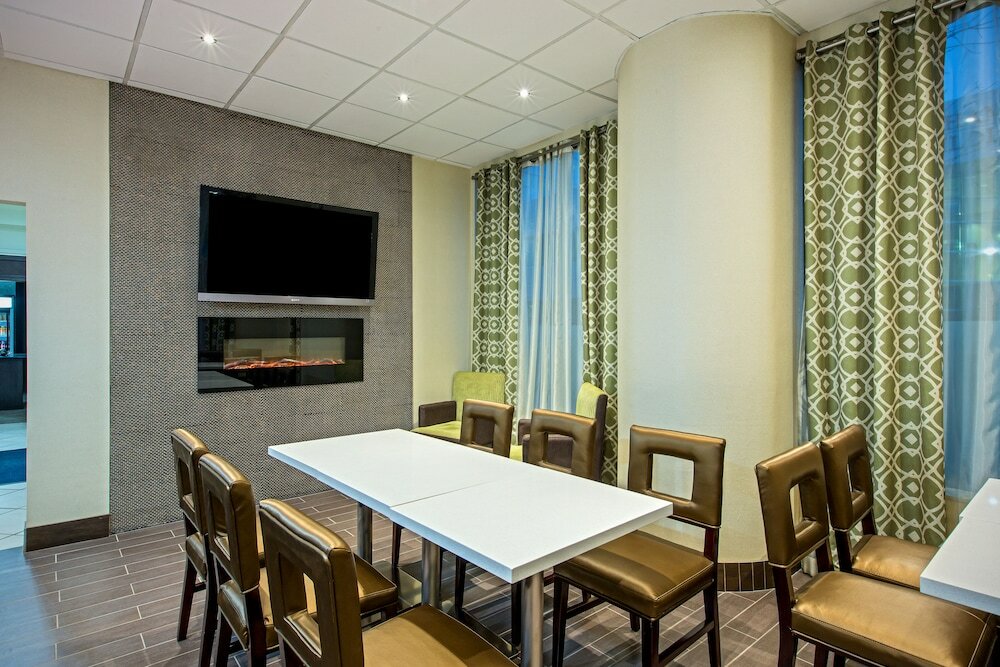 Фото Quality Inn & Suites Regina Downtown