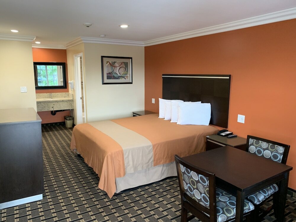 Фото Ontario Inn & Suites