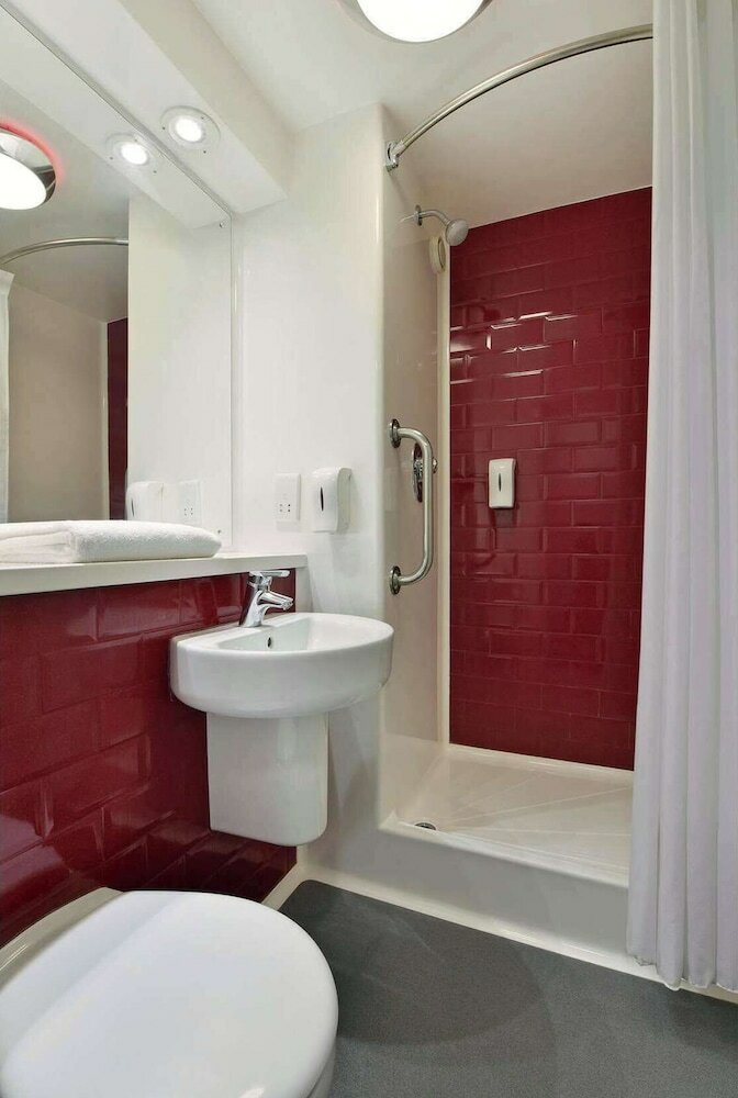 Фото Travelodge Edinburgh Central Waterloo Place