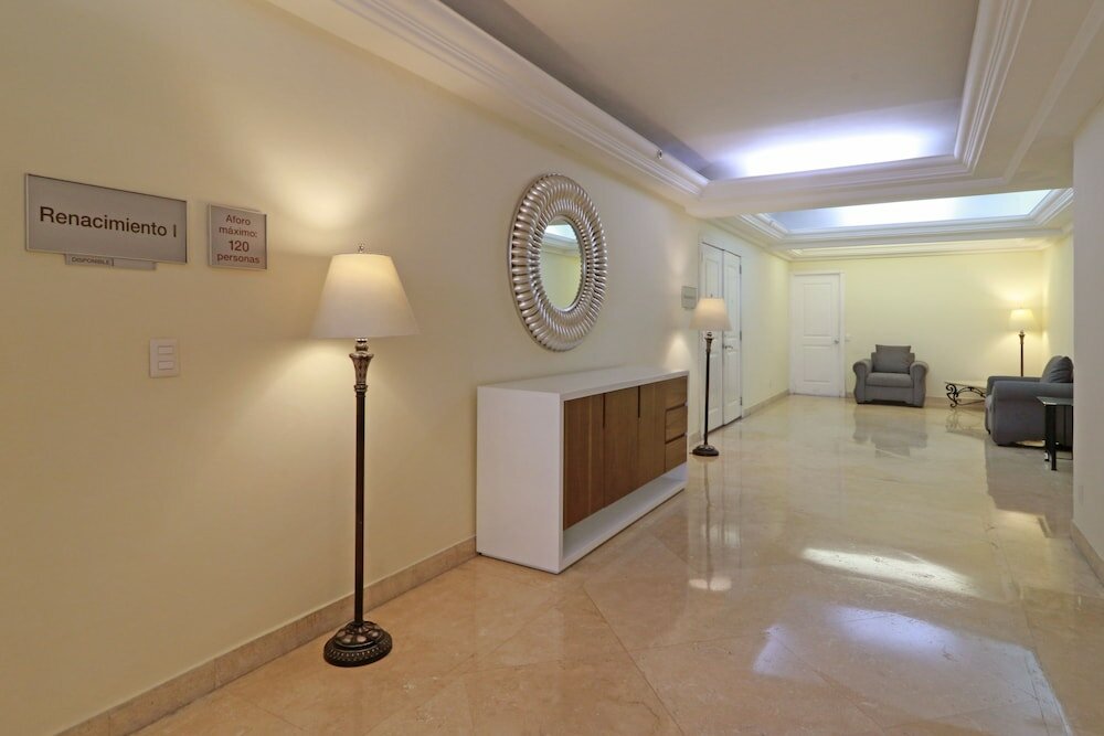 Фото Holiday Inn & Suites Guadalajara Centro Historico