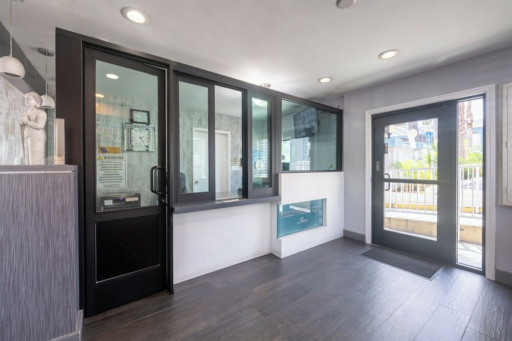 Фото Hollywood City Inn