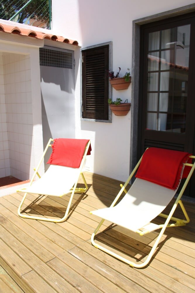 Фото Ericeira Chill Hill Hostel & Private Rooms - Peach Garden