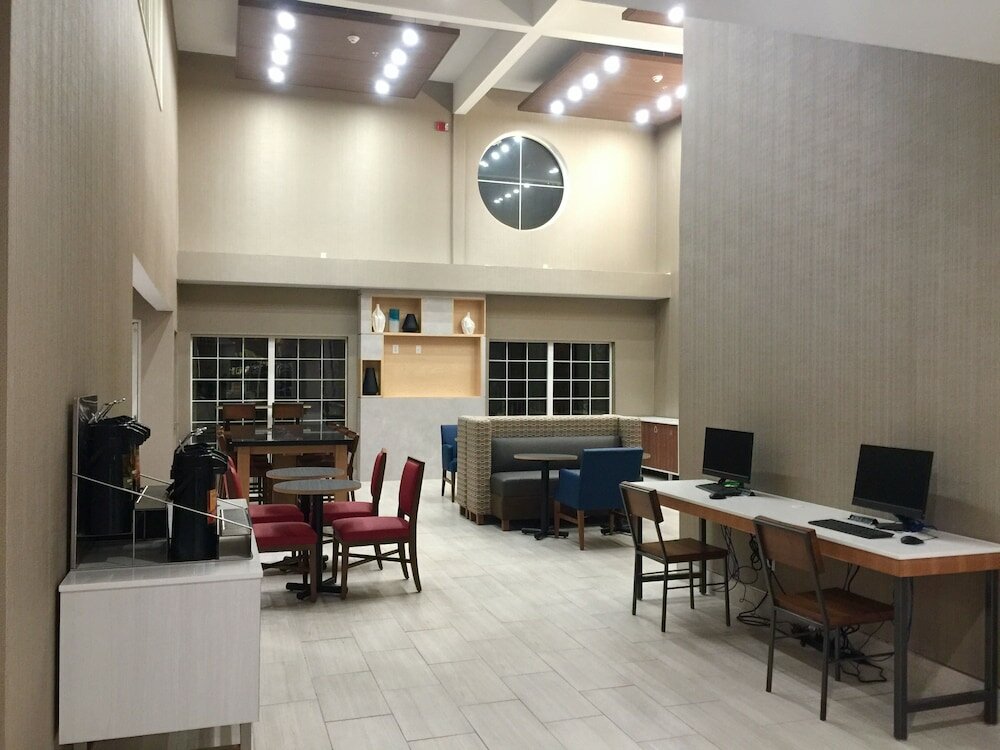 Фото Holiday Inn Express & Suites Tulare, an Ihg Hotel