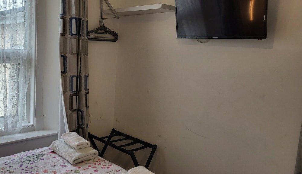 Фото Holly Lodge Guest House