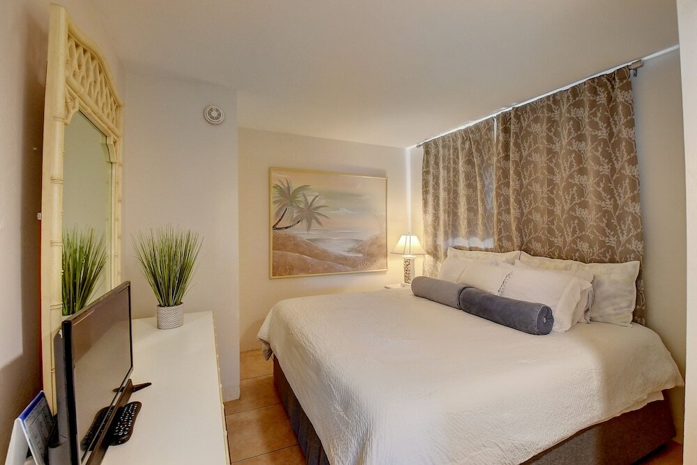 Фото Tropic Isle Beach Resort