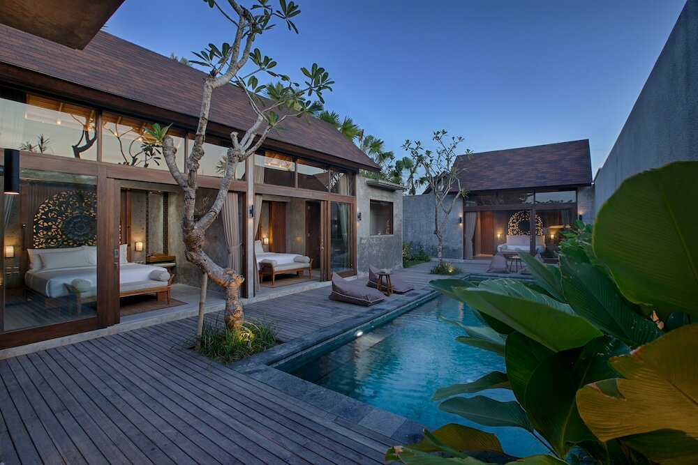 Фото Taman Dharmawangsa Suites