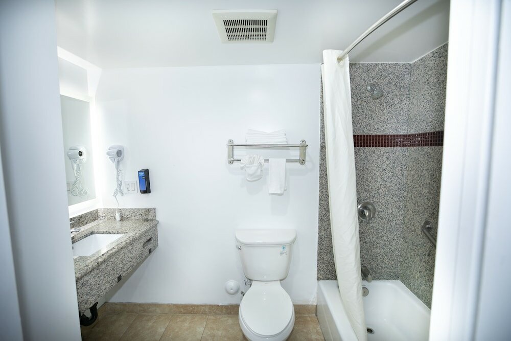 Фото Rodeway Inn & Suites