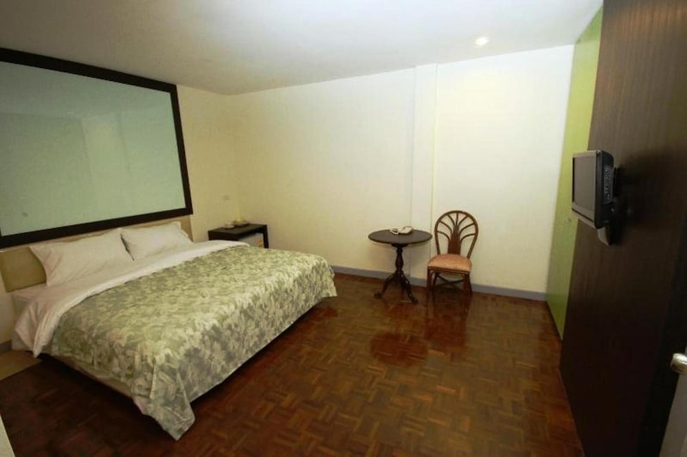 Фото Nine Place Sukhumvit 40 - Hostel