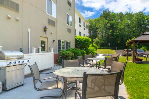 Внешний вид отеля Best Western Plus Berkshire Hills Inn & Suites в Питсфилде, фото 4