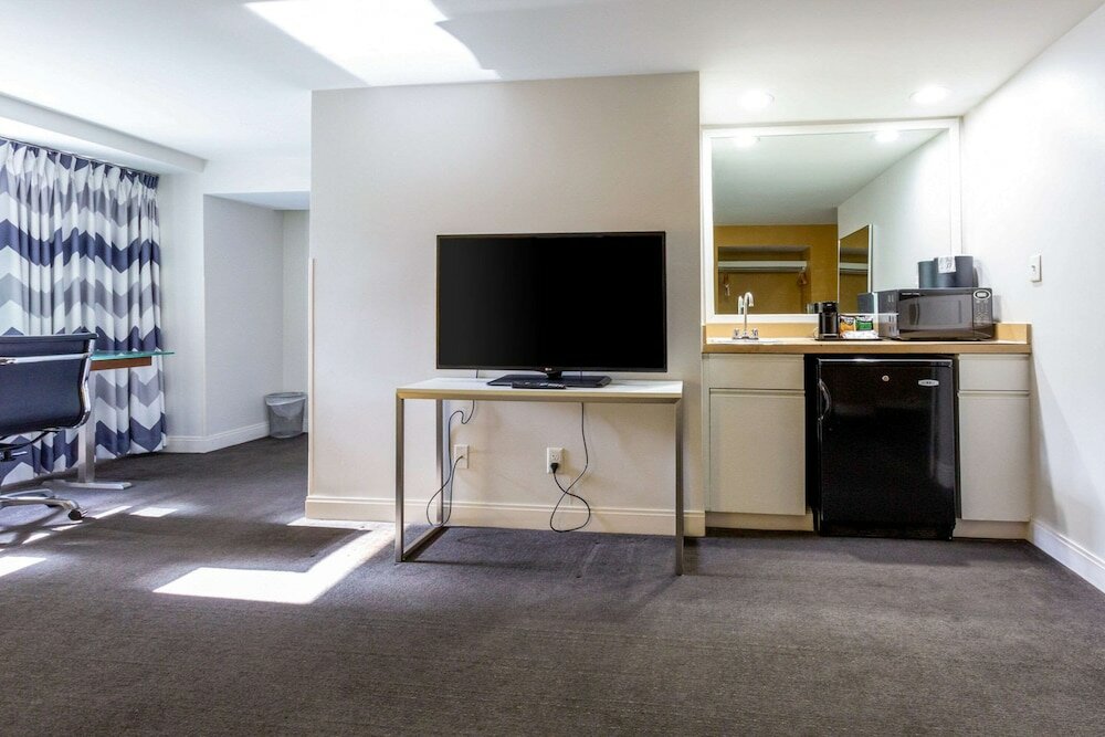 Фото Comfort Inn & Suites Baltimore Inner Harbor