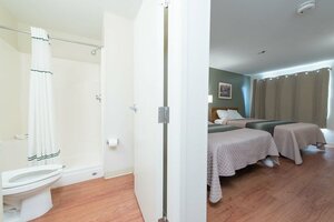 Гостиница HomeTowne Studios by Red Roof Phoenix - West