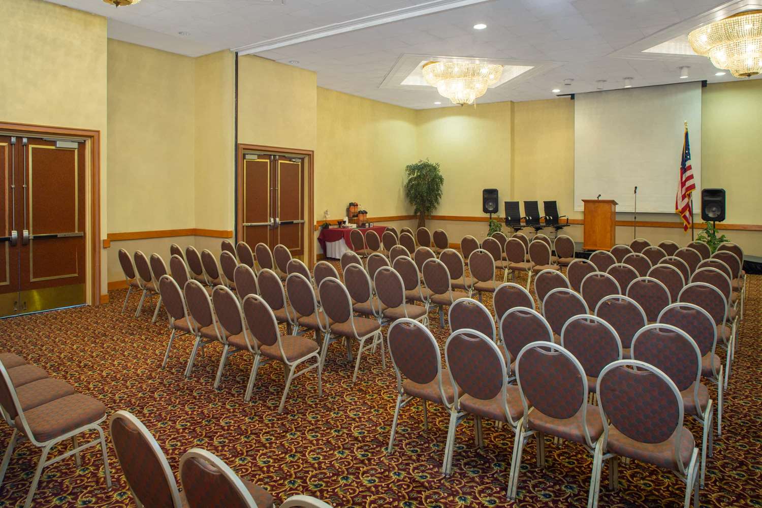 Фото Days Inn & Suites by Wyndham Tallahassee Conf Center I-10