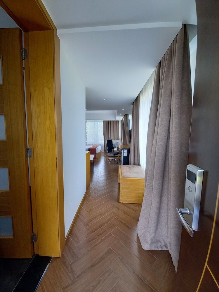 Фото The Alps Hotel