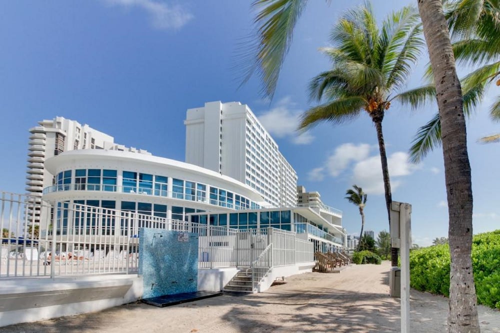 Фото Castle Beach Club Apartments