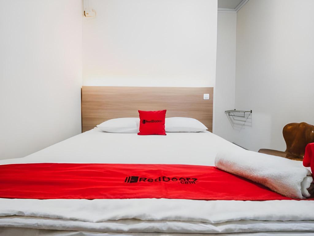 Фото RedDoorz Plus near Wtc Batanghari Mall