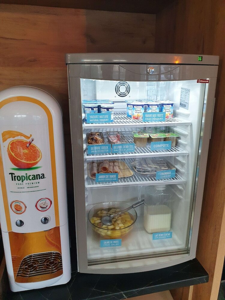 Фото Hotel Kyriad Direct Martigues