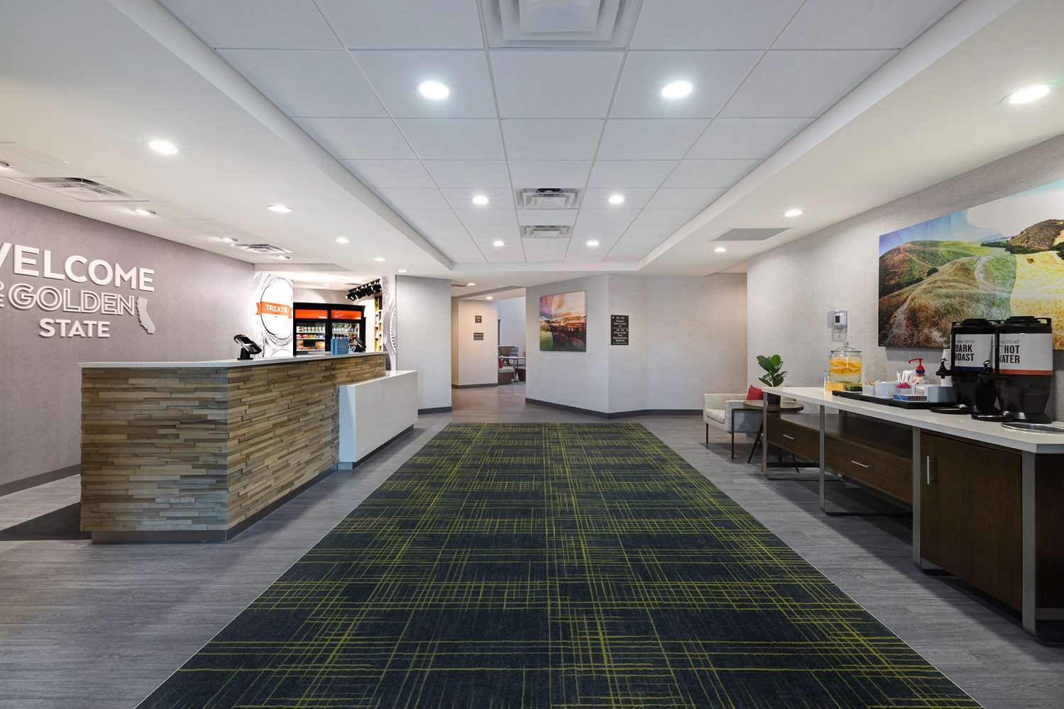 Фото Hampton Inn & Suites Marina