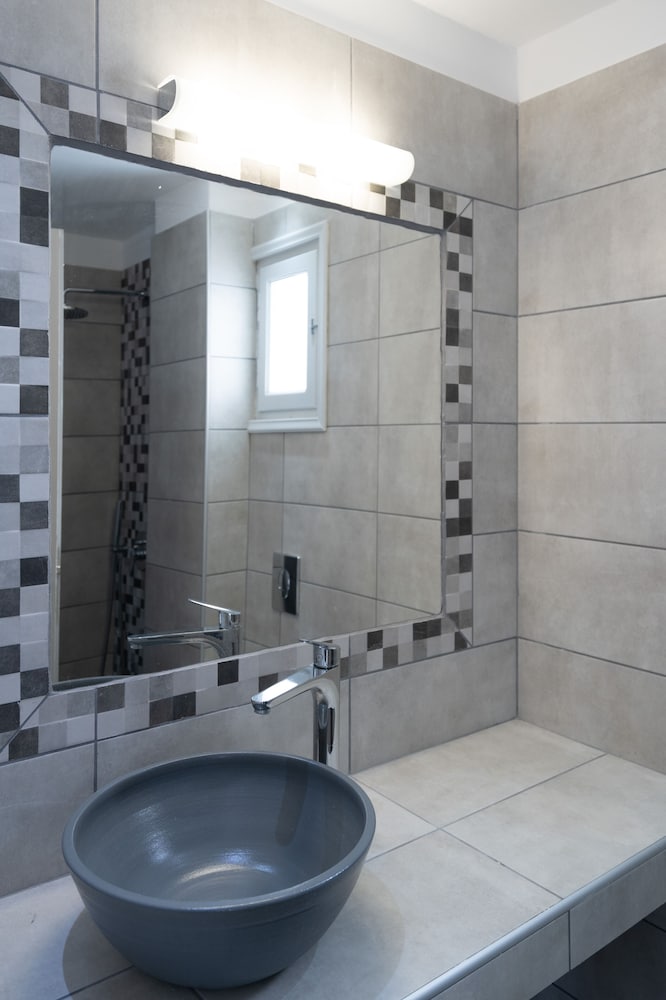 Фото White Lily - Adults Only 16 plus