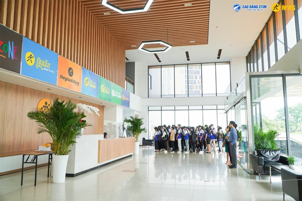 Mobile phone store The Gioi Di Dong, Ho Chi Minh, photo