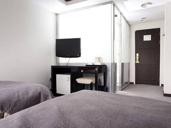 Фото The Riverside Hotel