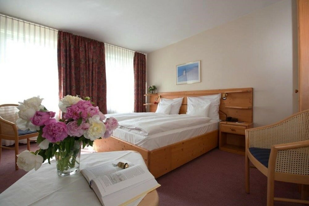 Фото Hotel Rotkreuzplatz