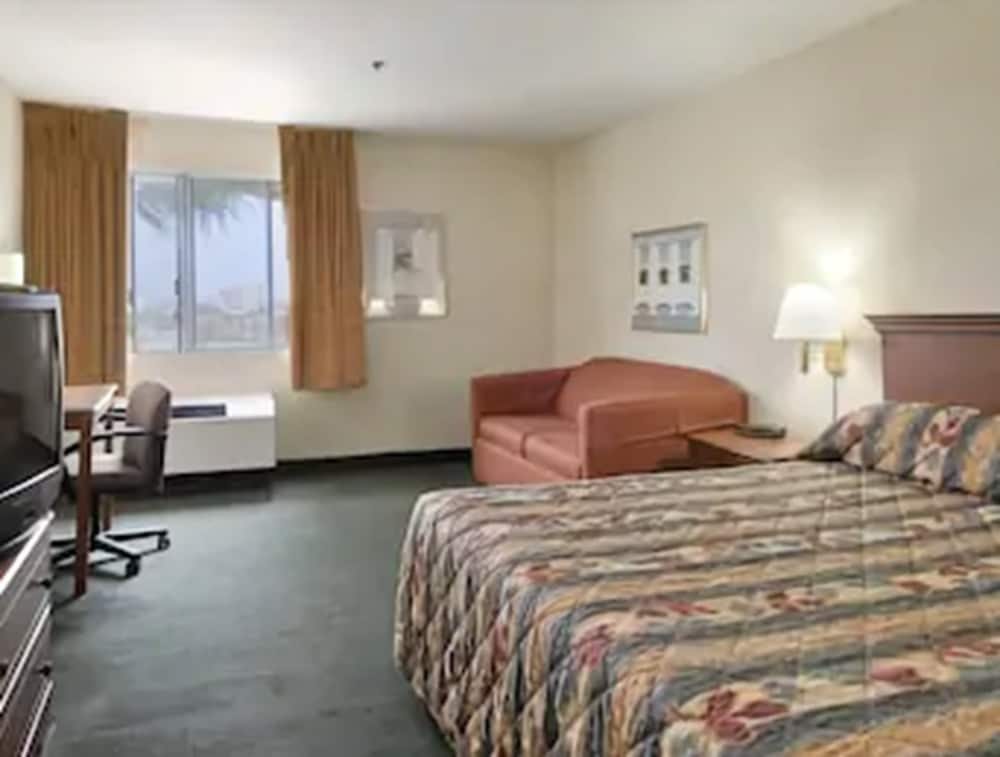 Фото Ramada by Wyndham Hawthorne Lax La Stadium