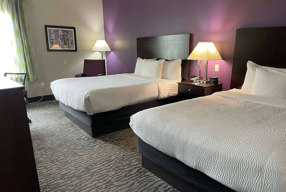 Фото La Quinta Inn & Suites by Wyndham Waxahachie