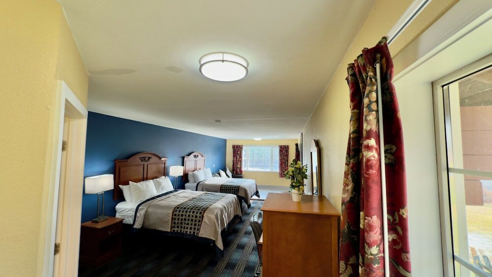 Фото Swiss Chalets Village Inn