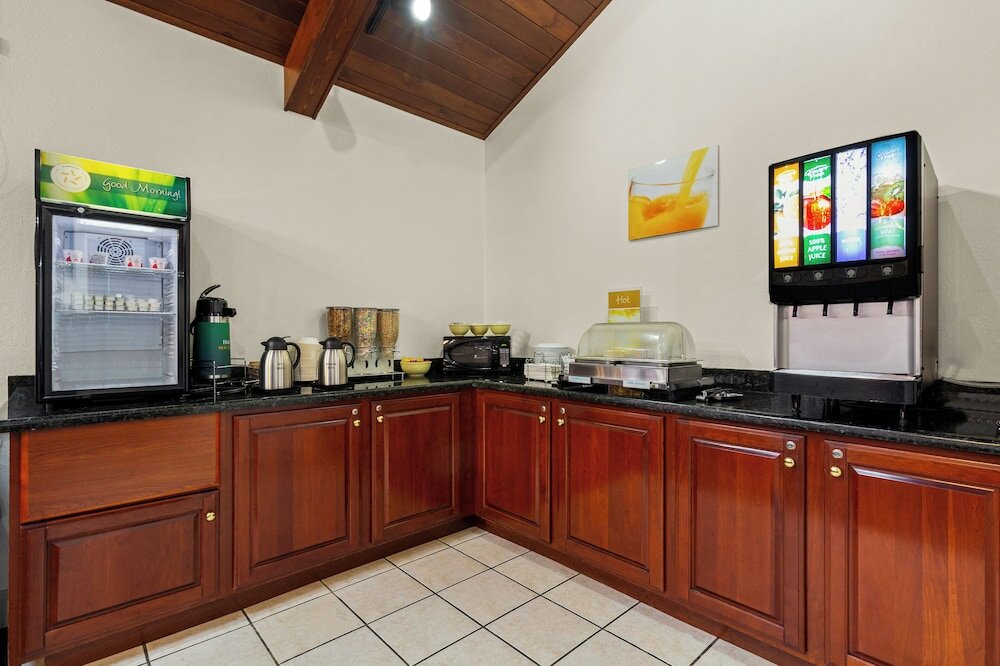 Фото Quality Inn & Suites