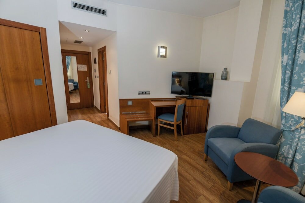 Фото Hotel Mieres del Camino