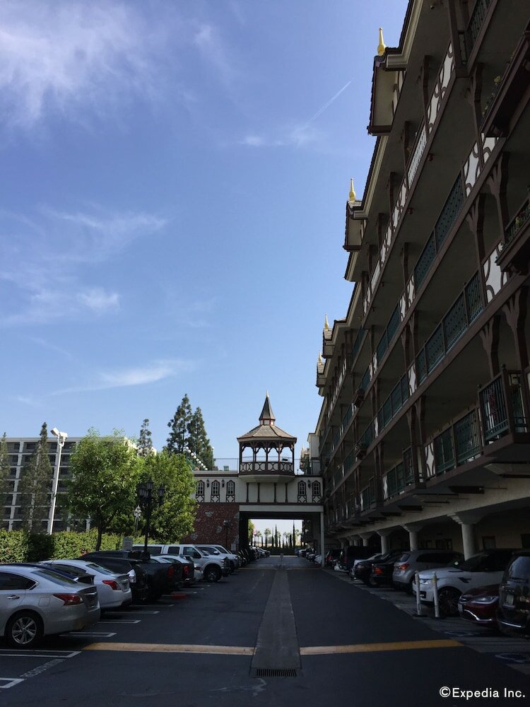 Фото Anaheim Camelot Inn & Suites