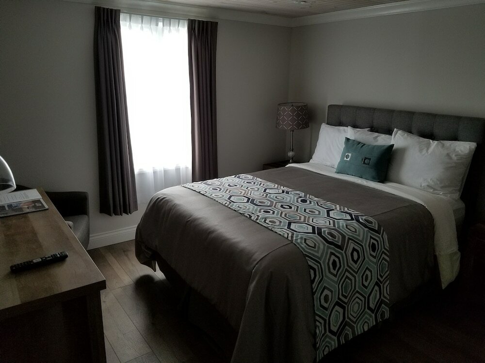 Фото Edge of the Avalon Inn