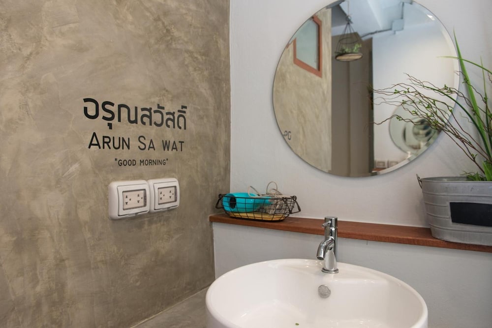 Фото Barn and Bed Hostel