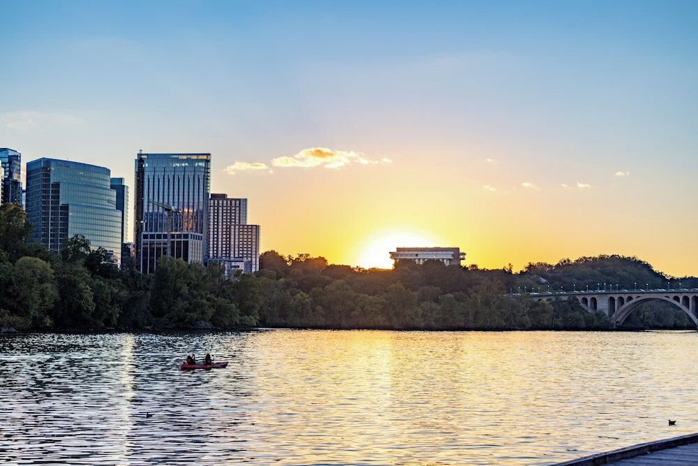 Фото Melrose Georgetown Hotel