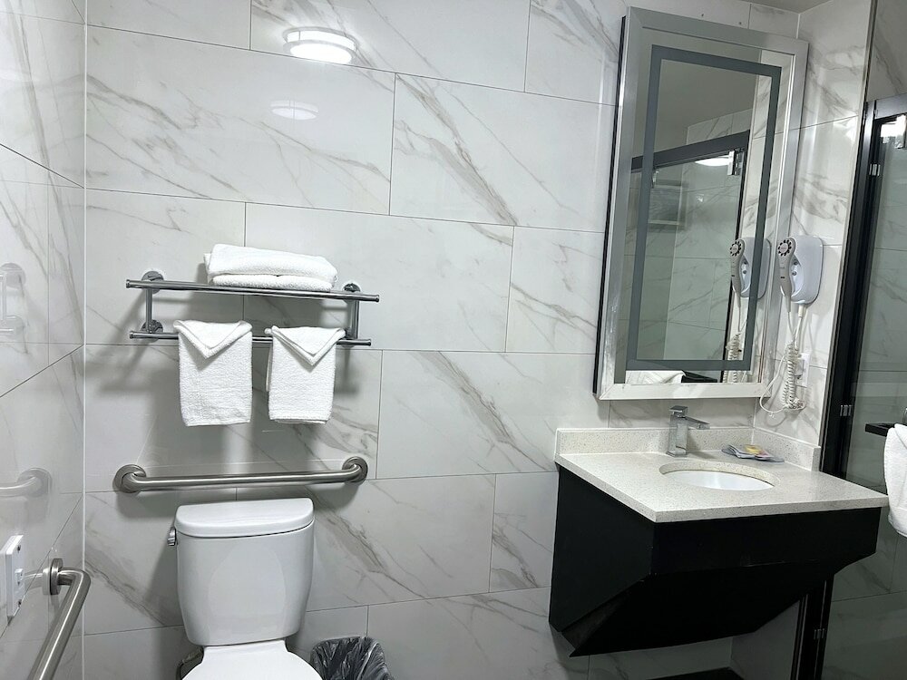 Фото Lotus Blu Inn & Suites